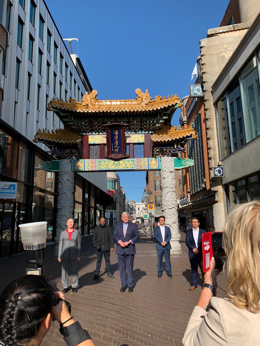 ChangWo53393932's tweet photo. De nieuwe burgemeester van Den Haag, Jan van Zanen, bezocht vanmorgen Chinatown Den Haag. Als BIZ Chinatown hadden wij diverse ontmoetingen met lokale ondernemers geregeld. Dat was leuk! https://t.co/YBxnJSn8PH