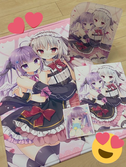 前回の受注グッズ全部そろいました~(p`・ω・'q)✨キャンバス光で色飛んでるけど実物は大丈夫👍🥰

サイン書きと梱包がんばるのでも少しだけお待ちください🙏🥺🙏

(宛名のご連絡頂いてない方はお返事お待ちしております⸜(◍ '꒳` ◍)⸝) 