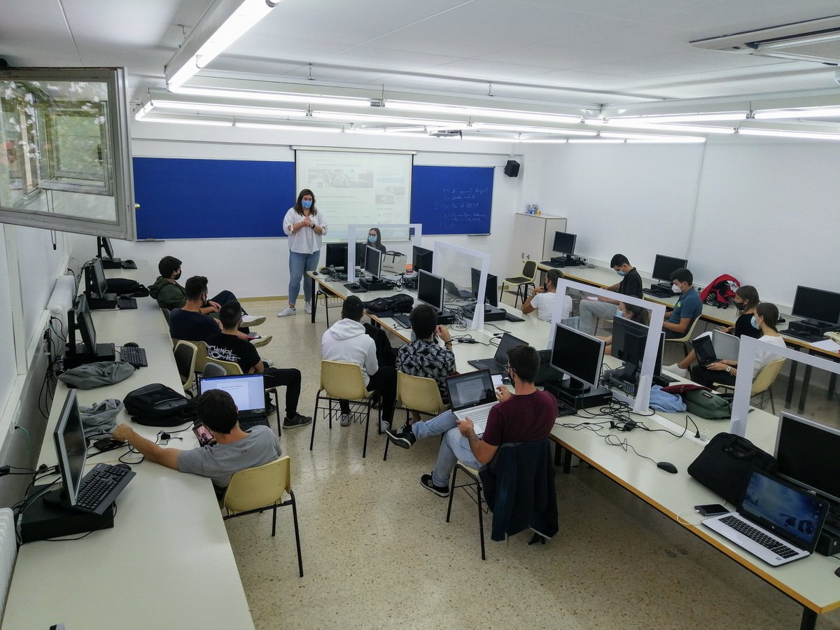 jacorralmarfil's tweet photo. Aquest divendres, la Sra. @igo_garmendia, community manager de la @UVic_FEC, va plantejar als estudiants d'Investigació Comercial Quantitativa de #UVicADE un cas pràctic real sobre gestió de xarxes socials.
Mil gràcies, companya. https://t.co/Jt5cAZUznh
