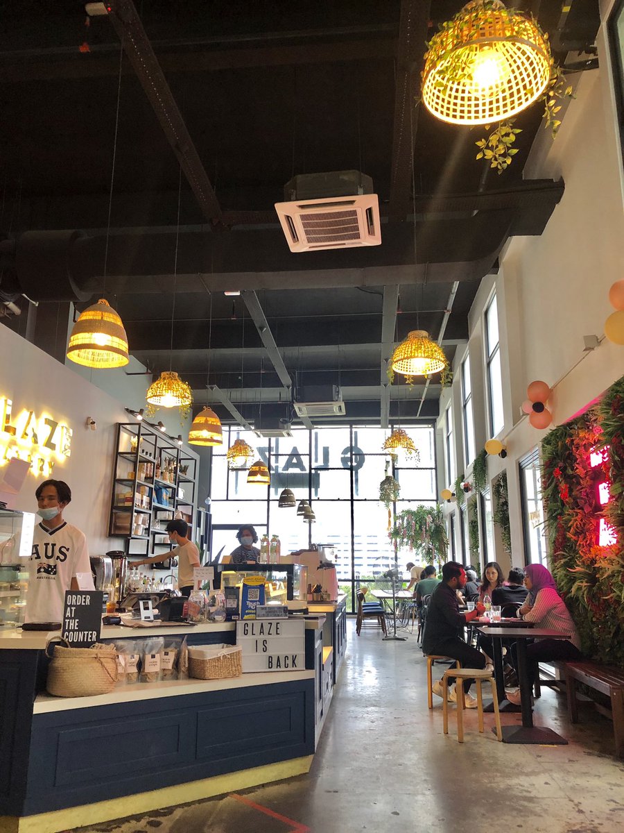 Nice ambience, mains (creamy curry beef pasta recommended) and for snack we ordered the stoner fries  overall i’m satisfied. Will definitely come again – bei  Glaze Eatery