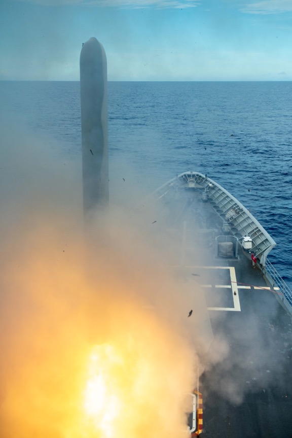 TODAY the #USNavy guided-missile cruiser #USSAntietam (CG 54) conducted a Tomahawk land-attack cruise missile (TLAM) strike scenario during #ValiantShield 2020. 💥 

READ MORE: ⬇️ 
go.usa.gov/xGUPX

GET THE FACTS: 
go.usa.gov/xGUP5