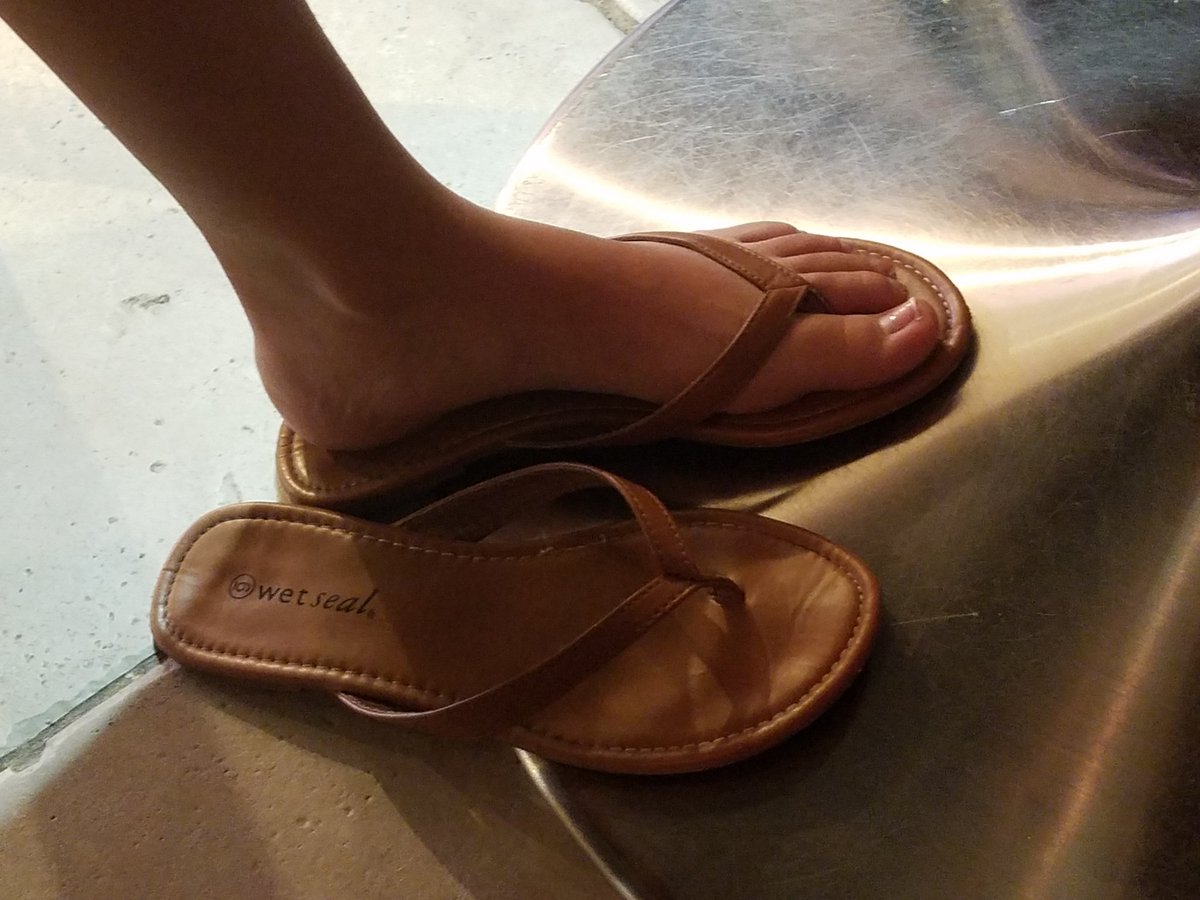 RileyFeets's tweet photo. You know you wanna taste it 😉 but which is first, the foot or the sandal? 😈 #flipflops #sandals #lickmysoles #lickmyflipflops #kissmyfeet #sniffmyflipflops #sniffmyfeet #sniffmysandals #solesfeet #solesandtoes https://t.co/E8LxTjpNvV