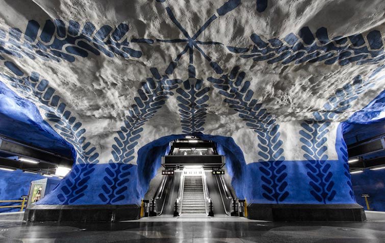 ¿Qué estación de metro te gusta más?
RT : el estilo clasicista de la estación de Kievskaya, en Moscú.
FAV: El diseño moderno de T-Centralen Station, en Estocolmo