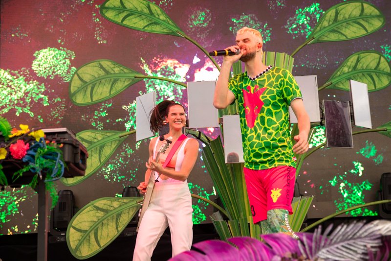 . <a href="/sofitukker/">SOFI TUKKER</a> Join Forces With <a href="/eddjnovak/">Novak</a> and <a href="/DJYAXX/">YΛX.X</a> On Futuristic New Track “Emergency”
#sofitukker #novack #yaxx #emergency
music.mxdwn.com/2020/09/18/new…