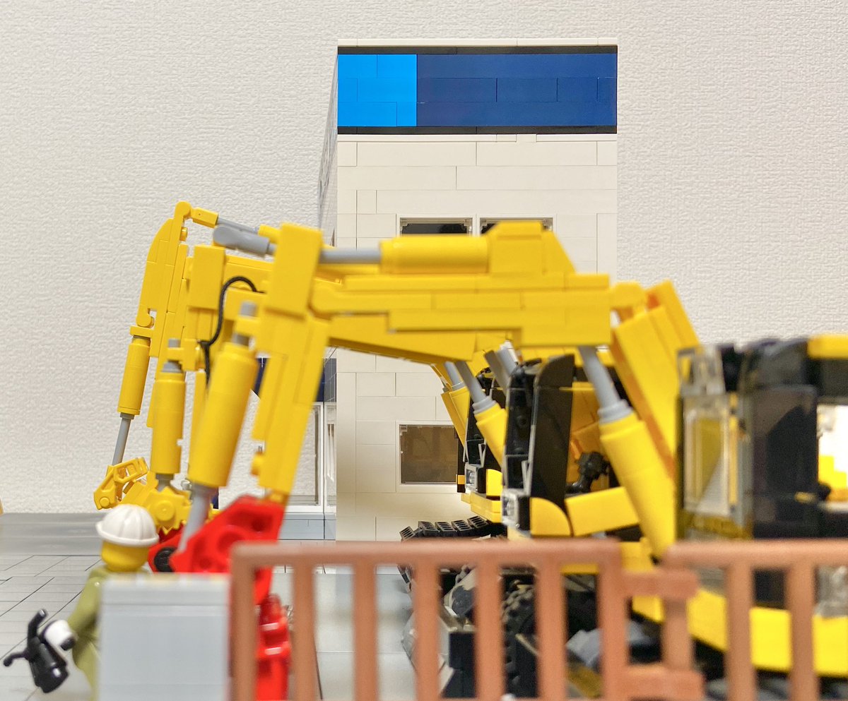 ヤキメシ レゴの重機を並べたくて コマツの営業所を作りました Komatsuのロゴは我ながら良い出来だと思う 整備士の作業ツナギは薄緑のようでしたので オリーブグリーンのミニフィグを採用 スペースがあれば作業用の建屋も作りたいなあ レゴ Lego
