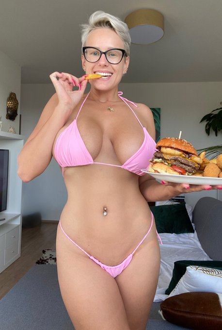 1 pic. Cheat day🤤🍔I love healthy nutritious food,but I also love to be a pink piggy for a day and eat