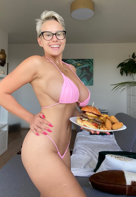 3 pic. Cheat day🤤🍔I love healthy nutritious food,but I also love to be a pink piggy for a day and eat