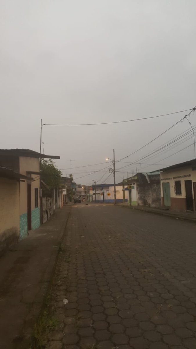 marlongoya's tweet photo. ⚠️Erupción del volcán #Sangay provoca caída de cenizas en varias provincias del #Ecuador. #INAMHI advierte, caída intensa (Bolívar, Chimborazo) moderada, Los Ríos, Guayas, Manabí y Santa Elena. 
Protegerse por el bien de la salud de todos. https://t.co/sE6rW2E99r