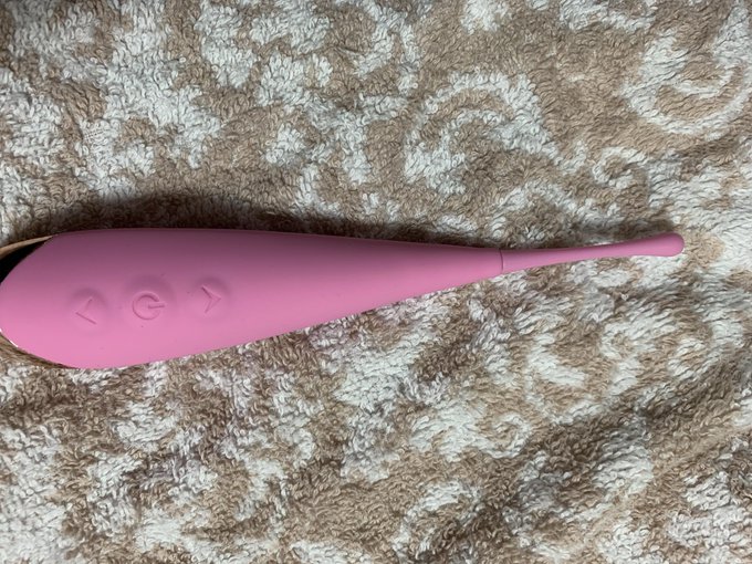 最近買ったこれめっちゃ気持ちいいんだけど充電が&hellip; 4時間ぐらいオナってるから切れちゃう😞 コンセントにして欲しい それか電マに先の細いアタッチメント欲しい https://t.co/WXzRIfHiu