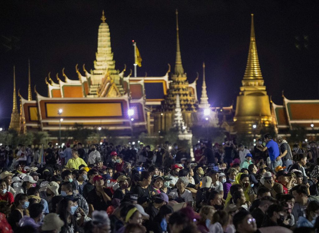 ANALYSIS—This is a historic moment in Thailand. We are witnessing the beginning of the end of the neoabsolutist monarchy that has undermined democracy for decades.   #19กันยาทวงอํานาจคืนราษฏร   #WhatsHappeningInThailand 1/33