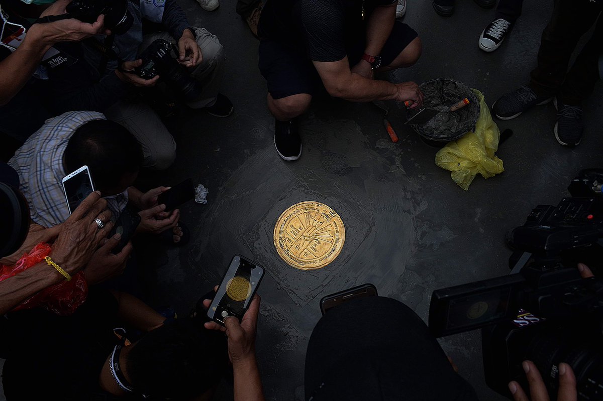 They installed a plaque at Sanam Luang declaring: "At this place the people have declared their will: this country belongs to the people and is not the property of the monarch as has been falsely claimed." 5/33