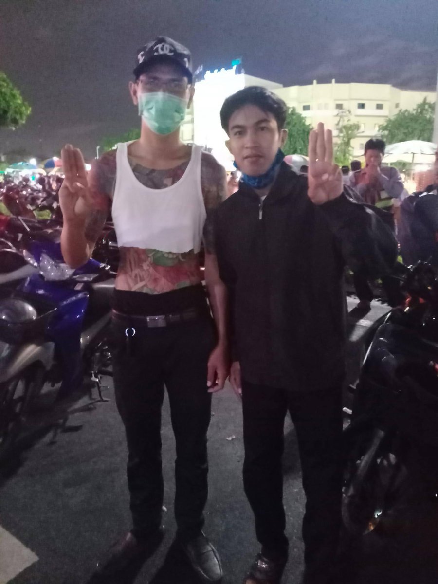 Tens of thousands of protesters marched right to the Grand Palace to demand reform. Many openly mocked the king. Several protesters wore crop tops, openly making fun of Vajiralongkorn's notorious fashion choices. 14/33