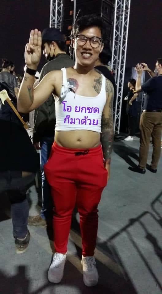 Tens of thousands of protesters marched right to the Grand Palace to demand reform. Many openly mocked the king. Several protesters wore crop tops, openly making fun of Vajiralongkorn's notorious fashion choices. 14/33