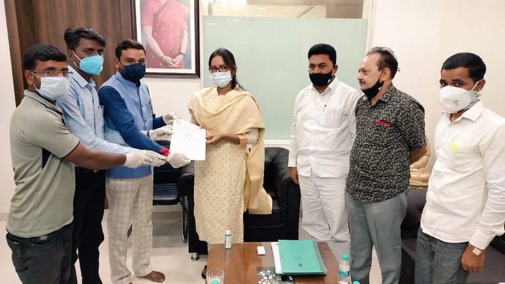 kamblesandeep12's tweet photo. औरंगाबाद ते मुंबई पायीदिंडी आंदोलन @VarshaEGaikwad
ताईच्या मध्यस्थीने तात्पुरते स्थगित करण्यात आले  @AjitPawarSpeaks
परवा दादाच्या भेटीतून मार्ग काढण्याचे वचन देण्यात आले मात्र अस नाही झाल तर पुढील होणारा संघर्ष सत्ताधाऱ्यांना जड असेल!
 #शिक्षकभरती_विशेष_परवानगी_आंदोलन https://t.co/OxcsEVJJgT