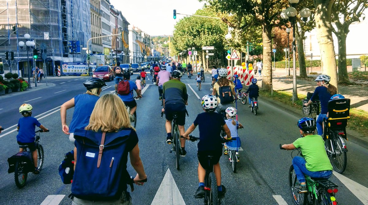 In #Wiesbaden haben heute ca. 750.000 Menschen unter Einhaltung der #Coronaregeln auf ihren #Fahrrädern für eine #Verkehrswende demonstriert! Auch wenn dies von den #Mainstream-Medien wieder totgeschwiegen wird. WIR SIND MEHR!! 😂👍
#Fahrradalltag #KiddicalMass #Autokorrektur