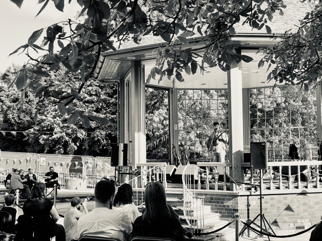 freddy_potr's tweet image. Tash Bird at The Arboretum. Acousti-pop, singer/songwriter stuff. Had the crowd pin drop quiet at points and laughing at others. Ace. | @tashbirdmusic @nottsbeergarden #nottinghammusic #supportlivemusic