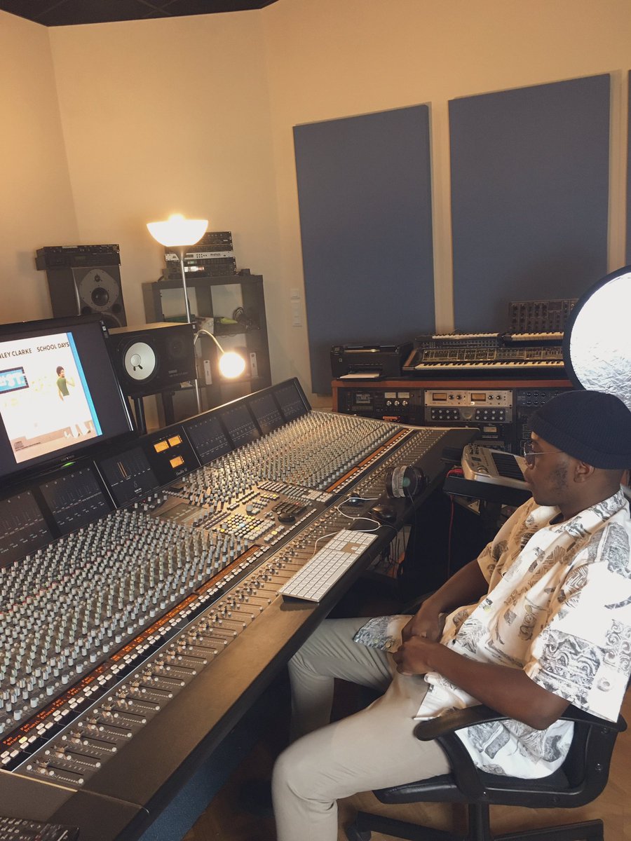 ManuBassK's tweet photo. New Project coming up there.... 💿
#SphereStudio #Godislove #music #folk #joliemôme #foodisgreat
Oy. https://t.co/NY9XjjgsJg