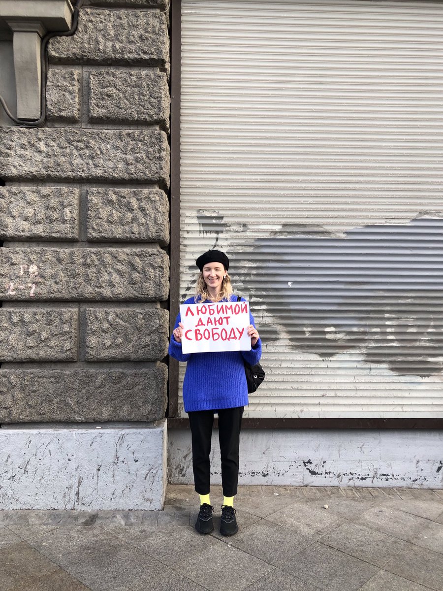 nastroyani's tweet photo. Постояла в пикете. Многие прохожие выражают солидарность, один престарелый хер назвал «улыбающейся дурой» и «американской подстилкой», другой - просто «дурой». Доебываются почему-то именно пожилые мужчины 😏 https://t.co/Y3EysEiri8