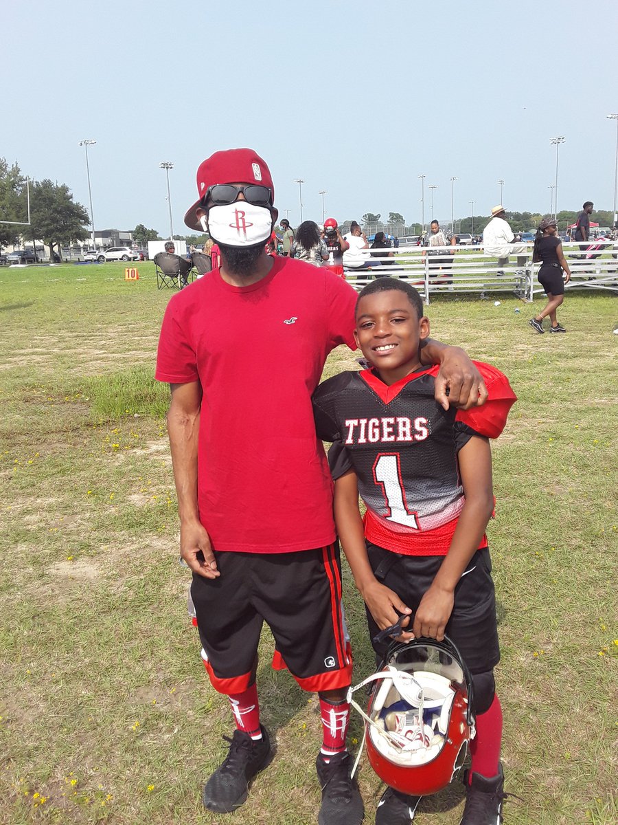 cwalk37's tweet photo. My son played his 1st ever football game yesterday. 1st season playing n he already a team captain. He plays tha Derwin James rover position, hybrid linebacker/safety. My boy was ready, had 3 tackles n 2 assisted stops 💪🏾 #WalkerBoyz https://t.co/f0c43utULr