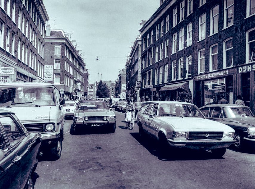dirkjanjanssen's tweet image. La misma calle en Amsterdam antes y ahora. 

Si Amsterdam hubiera dicho 'No podemos hacer eso aquí', todavía habría sido una ciudad de autos. La diferencia fundamental entre las dos imágenes: voluntad política.