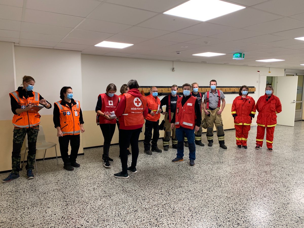 Suomen Punaisen Ristin ja Vapepan vapaaehtoiset ovat viranomaisten tukena Ahvenanmaalle perustetussa evakuointikeskuksessa. Olemme valmiita antamaan mm. henkistä tukea ja ensiapua Viking Amorellasta evakuoiduille. 
📸: Tomas Urvas