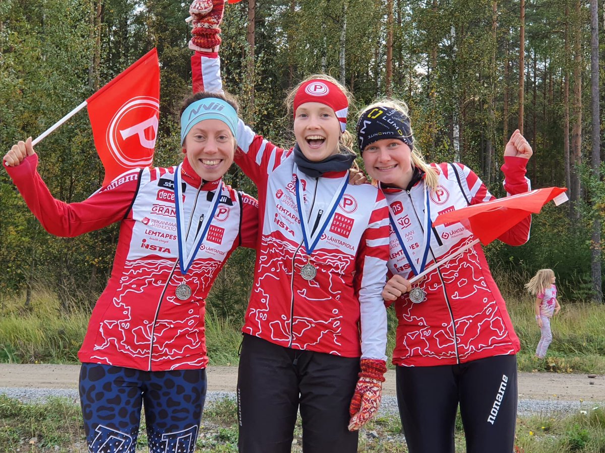Punahilkat taistelivat #suunnistus'n SM-viestissä hienosti hopealle joukkueella <a href="/LottaKarhola/">Lotta Karhola</a>, <a href="/anni_haanpaa/">Anni Haanpää</a> ja <a href="/VenlaNi/">Venla Harju</a> 🤩🥈 #munseura #viestiliiga