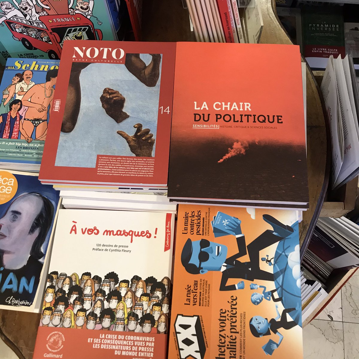 AlekssandreCP's tweet photo. Lorsque @noto_revue discute avec Sensibilités d’@anamosa_ed à la librairie La Manœuvre💥.
Le Débat s’arrête pas les revues✊🏼. https://t.co/RfQHOnMP9A