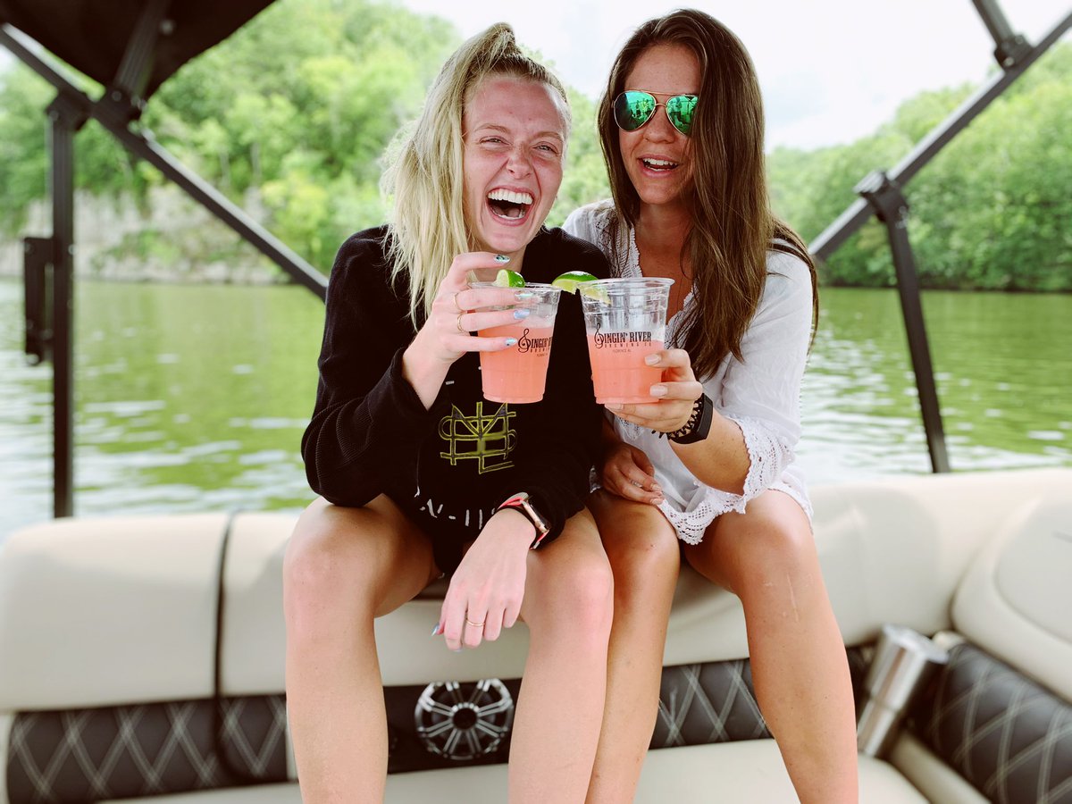 And on Sundays, we drink $3 Froźe slushees with friends. Taproom and patio open from 12-6 today. Grab your Sunday Funday crew and meet us there! ☀️