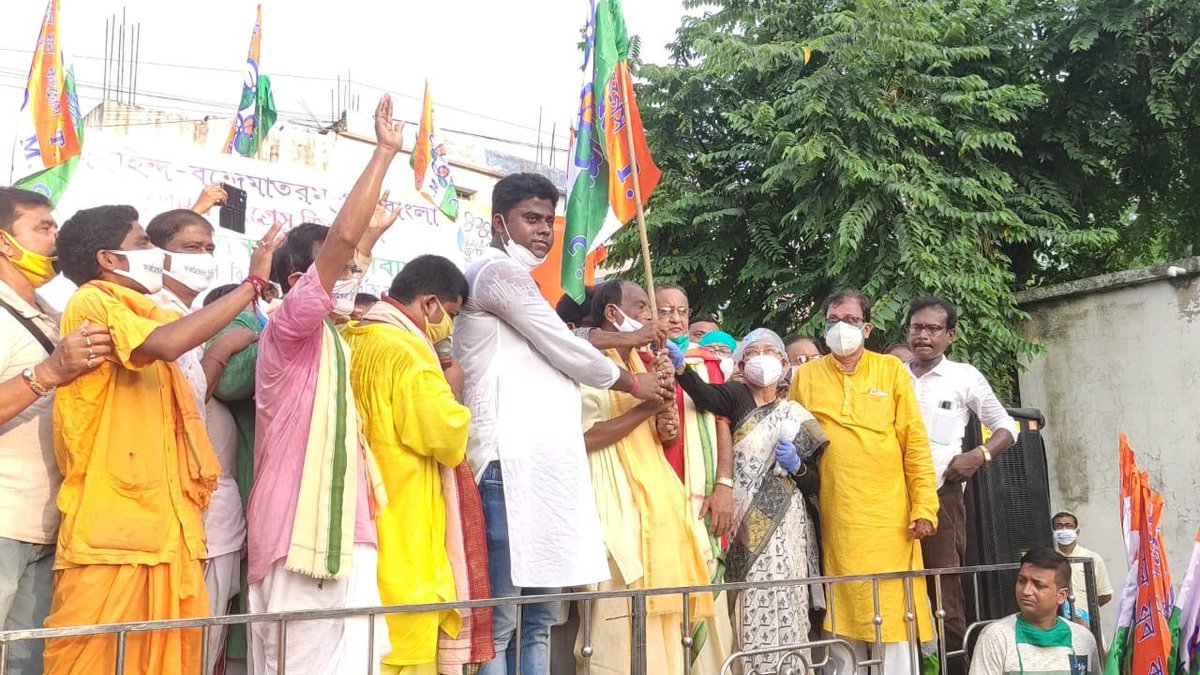 Rahul_AITC's tweet photo. প্রকৃত হিন্দুরা @AITCofficial  সাথেই

বর্ধমানের সর্বমঙ্গল মন্দিরের সভাপতি অরুণ ভট্টাচার্য, নেপাল ভট্টাচার্য, ও বর্ধমান কালী মন্দিরের সভাপতি গোপাল ভট্টাচার্য সহ ৭৫ জন পুরোহিত পূর্ব বর্ধমানের জেলা চেয়ারপারসন মমতাজ সংঘামিতা ও অন্যান্যদের উপস্থিতিতে তৃণমূলে যোগদান করেন। https://t.co/gldES2BzlI