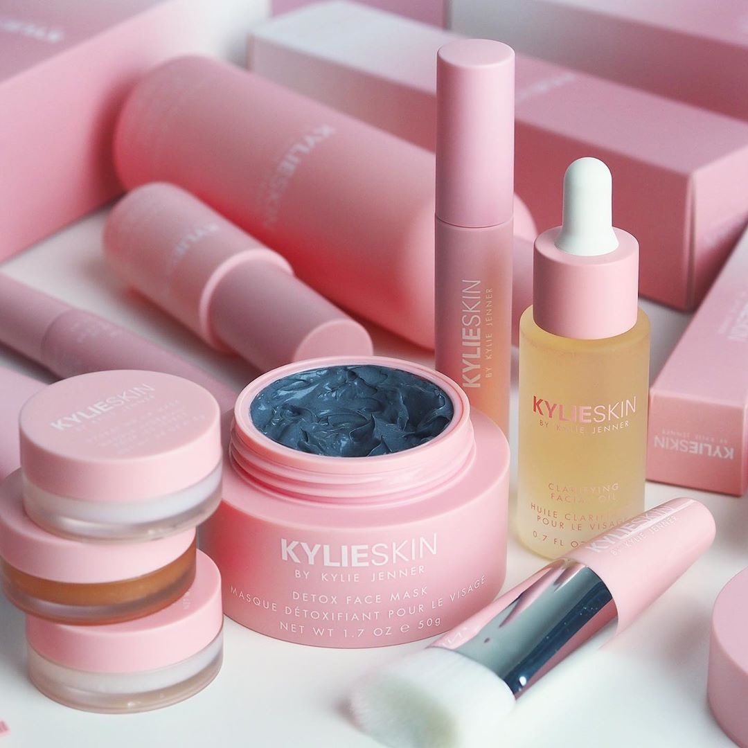 #selfcaresunday vibes featuring our fav Detox Face Mask by aalexisbeauty 🤍✨ 

#KylieSkin is: 

✨ Fragrance Free⠀
⠀
✨ Vegan, cruelty free, gluten free, sulfate free &amp; paraben free⠀

KylieSkin.com