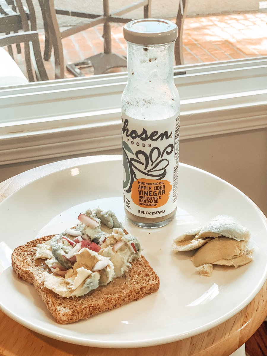 larascottmedia's tweet photo. What’s your favorite breakfast? 🥑 We are all about avocado toast—this is made w/ whole-grain bread, onion, a sprinkle of sea salt &amp; @ChosenFoods Apple Cider Vinegar Dressing. [AD] The ACV + Dijon mustard + the 💯 avocado oil base are SO good together &amp; add a nice kick! https://t.co/m3w6219W4K