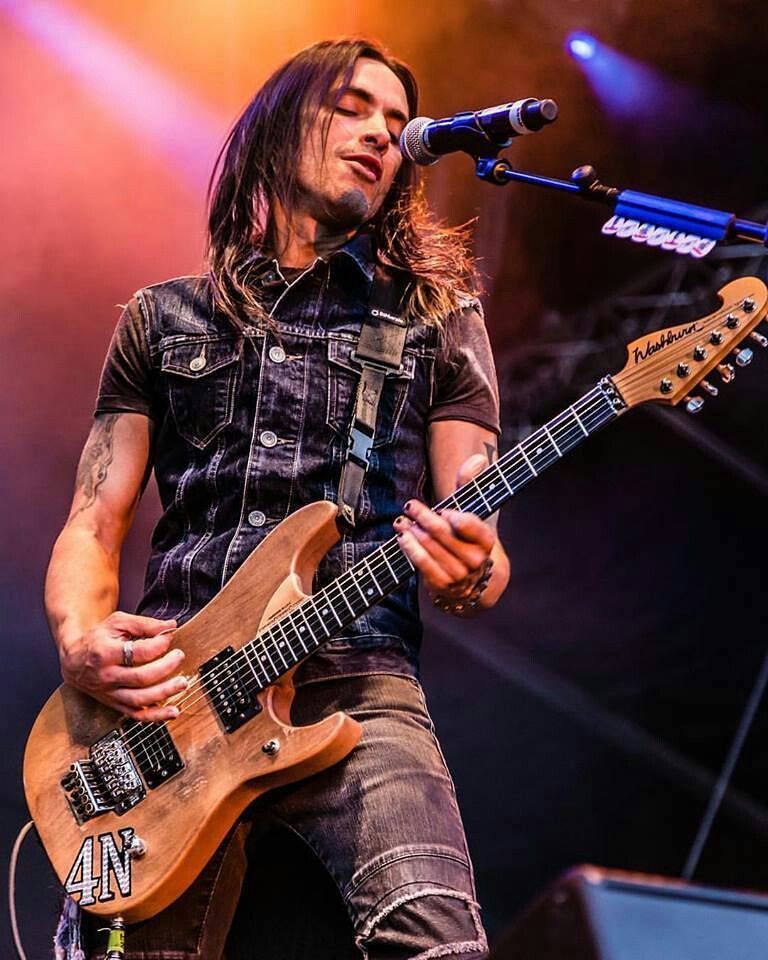 Happy Birthday Nuno Bettencourt and Ben Shepherd! Nuno played guitar in Extreme and Ben played bass in Soundgarden. 