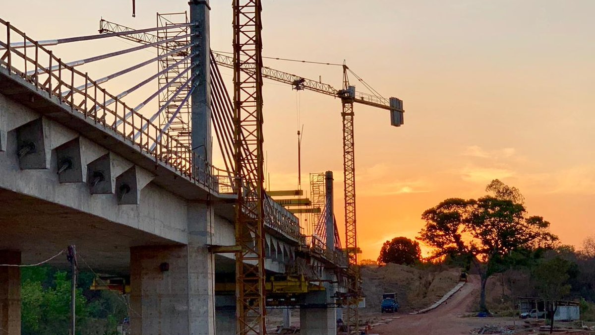 O DNIT trabalha na obra da ponte da BR-235, que une os municípios de Santa Filomena, no Piauí, e Alto Parnaíba, no estado do Maranhão. A Autarquia realiza a armação do último lance da Obra de Arte Especial que terá 185 metros de extensão.