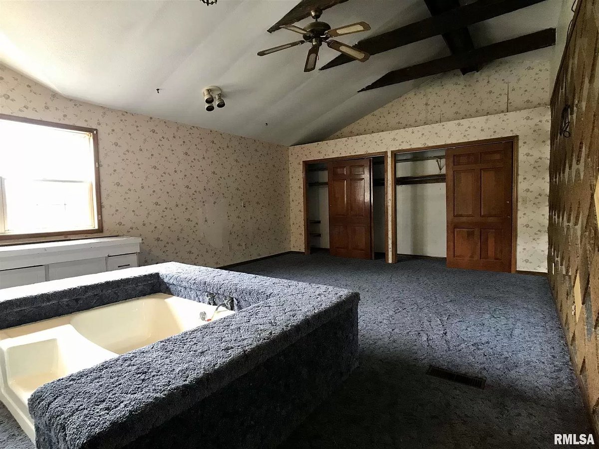 The good ol' all-in-one bedroom/bathroom combo complete with plush carpet. 
