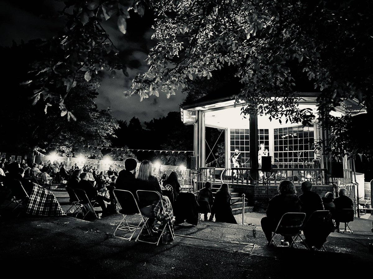 freddy_potr's tweet image. Frank Turner at The Arboretum. Absolutely fantastic, as eeever. Wholesome soci-rock. Bostin’ set, Frank. Signed off summer. | @frankturner @nottsbeergarden #nottinghammusic #supportlivemusic