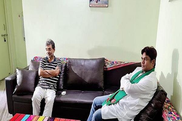 punjabkesari's tweet photo. बिहार चुनावः महागठबंधन में अटका सीटों का बंटवारा, उपेन्द्र कुशवाहा से मिले मुकेश सहनी
https://t.co/Bhyata10YS
#MukeshSahni #UpendraKushwaha #mahagathbandhan #Biharelection #ECIbihar #Biharassemblyelection #Stateelectioncommissionbi https://t.co/YaiobJVpSS