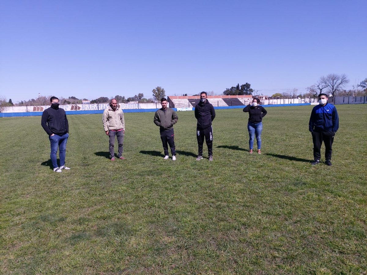 Planificando Obras Junto a Walter de SoccerLawyers, se viene el nuevo Sistema de Riego para el Campo de Juego del Estadio Rodolfo Capocasa.
#Obras
#Estadio
#ClubClaypole
#ElegimosSeguirCreciendo
<a href="/CaClaypoleOfic1/">@CaClaypoleOficial</a>