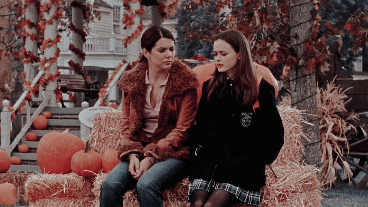 winonaddict's tweet photo. the fall vibes in gilmore girls are immaculate https://t.co/AH0z7uL1dQ