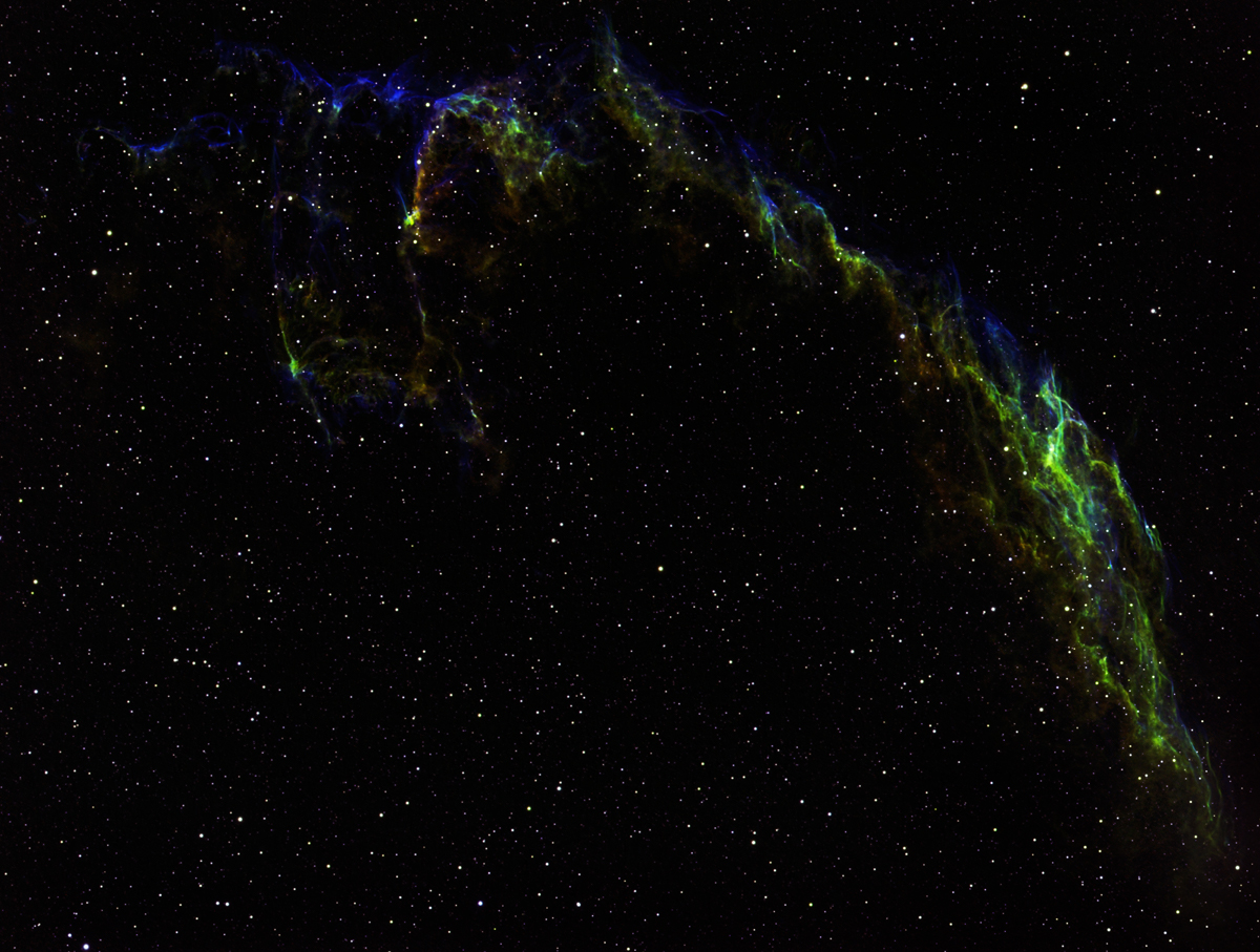 Naktis atkal kļuvušas pienācīgi tumšas un ir iespēja pievērsties astrofotogrāfijai; šoreiz vīrs nobildēja Austrumu plīvura miglāju (Eastern Veil nebula).
Ar katru reizi viņa fotogrāfijas kļūst arvien episkākas. 🧡