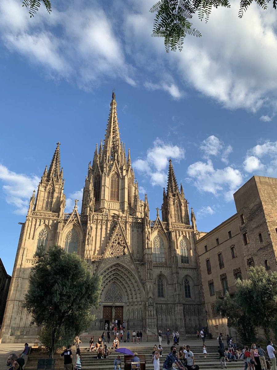MueroPorViajar's tweet image. Hoy hemos pasado la tarde recorriendo las zonas más turísticas de Barcelona con las motos eléctricas de @e_Cooltra , una opción muy eficiente de turismo 🛵. 

Además si te registras en su APP y usas el código VIAJANDO12 obtendrás 12€ de saldo.

#Barcelona