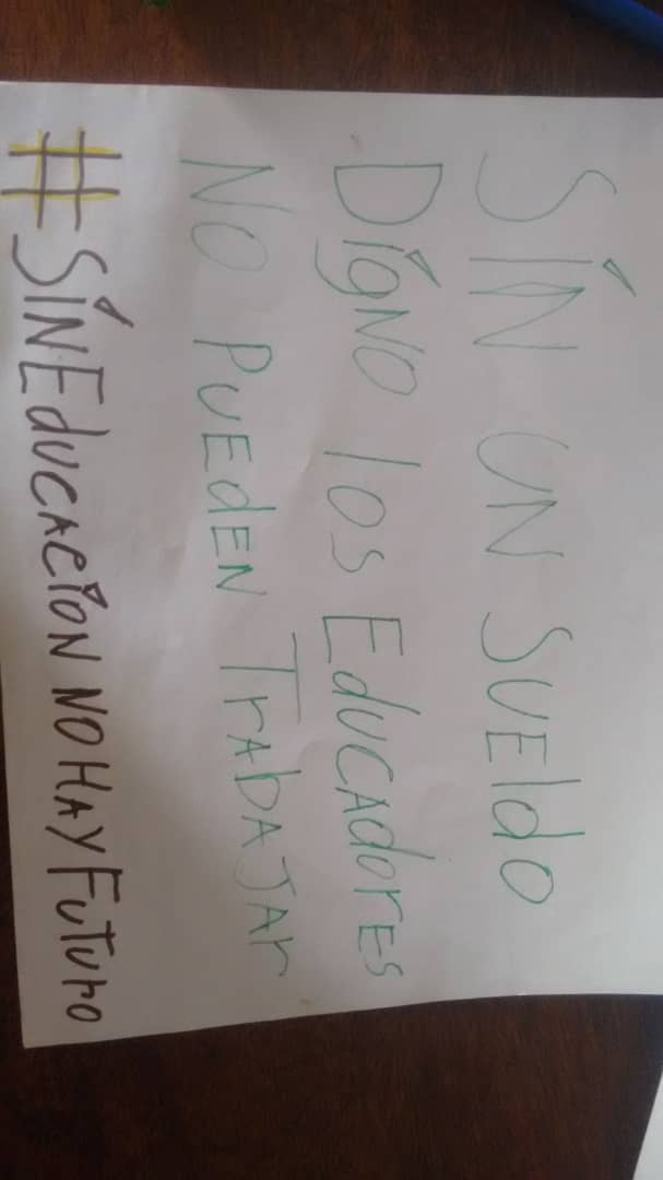 Hoy los docentes en Vzla son los peores pagados de todo el continente, la devaluacion de su salario llego al punto de ser menos de 4$ el de mayor escala profesional, esto es una burla rotunda contra los educadores venezolanos
#SinEducacionNoHayFuturo