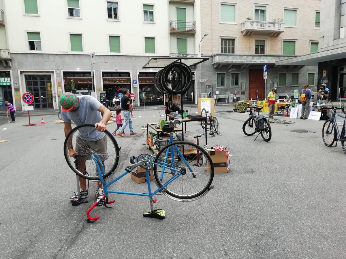 LegambienteVa's tweet photo. Urbanistica tattica a Varese? Oggi abbiamo provato a ridisegnare un pezzetto insieme ai cittadini, FFFVarese, Cyclhub e gli scout varese1. Sperando che Sogno rimanga solo il nome della piazzetta.
Grazie @ComuneVA e @daino73 https://t.co/purgr7FfyN