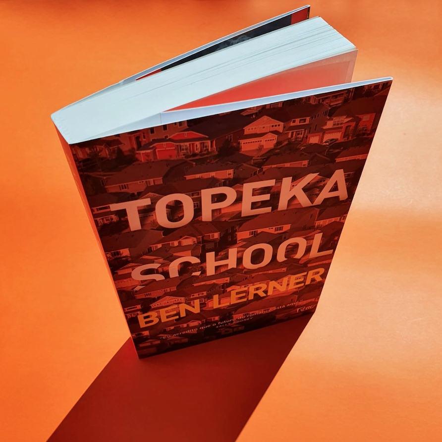 editorarocco's tweet photo. Terceiro romance de Ben lerner, "Topeka School" se passa nos anos 90, em Tokepa, cidade do autor. O livro aborda temas como a masculinidade tóxica e seus prejuízos, assim como a análise do passado e presente. Conheça! #TopekaSchool https://t.co/ArVVdRNTyX
