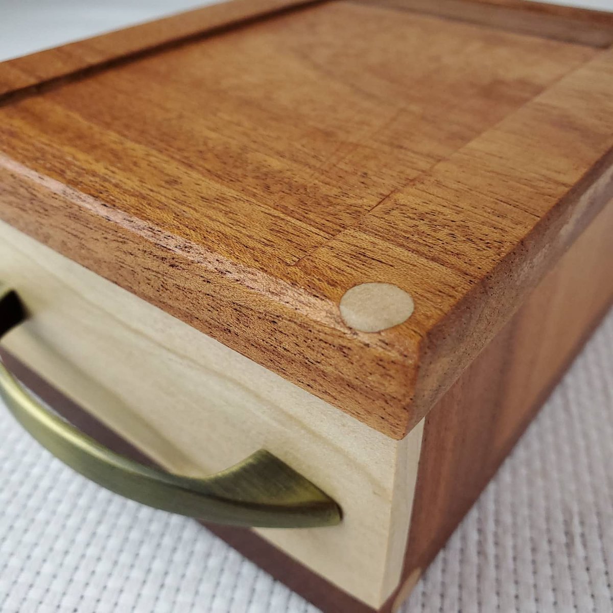 Oniixed's tweet image. The lil roller top keeper made with mahogany and Poplar.

#woodshop #woodworking #woodworker #woodart #woodworkingshop #cabinetmaker #carpenter #woodcraft #diy #maker #furnituremaker #craftsman #epoxyart #resinart #epoxy #resin  #mainewoodworker #mainelife #mainely