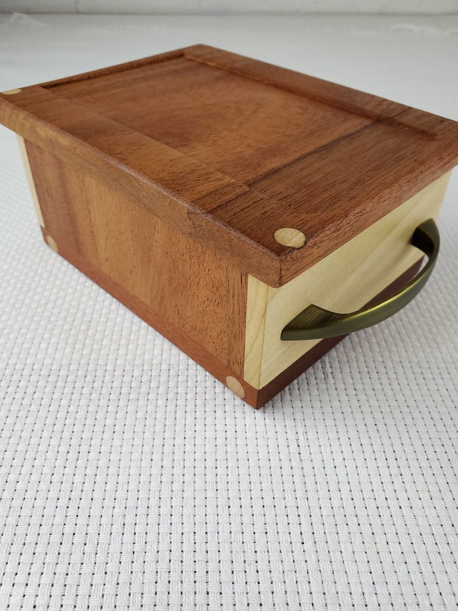 Oniixed's tweet image. The lil roller top keeper made with mahogany and Poplar.

#woodshop #woodworking #woodworker #woodart #woodworkingshop #cabinetmaker #carpenter #woodcraft #diy #maker #furnituremaker #craftsman #epoxyart #resinart #epoxy #resin  #mainewoodworker #mainelife #mainely