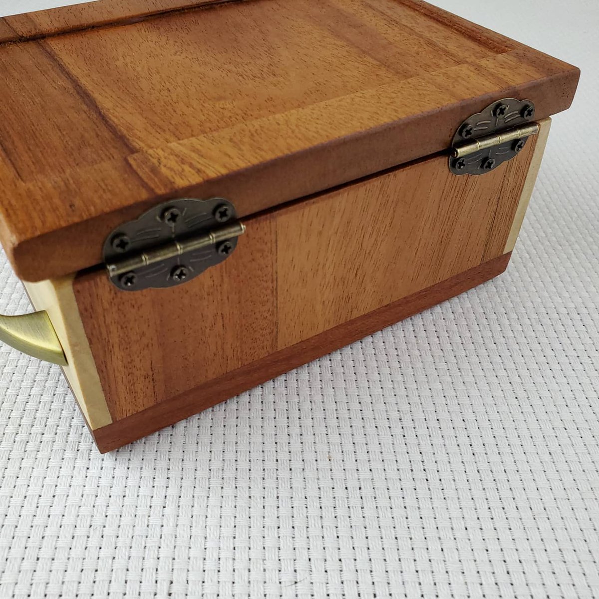 Oniixed's tweet image. The lil roller top keeper made with mahogany and Poplar.

#woodshop #woodworking #woodworker #woodart #woodworkingshop #cabinetmaker #carpenter #woodcraft #diy #maker #furnituremaker #craftsman #epoxyart #resinart #epoxy #resin  #mainewoodworker #mainelife #mainely