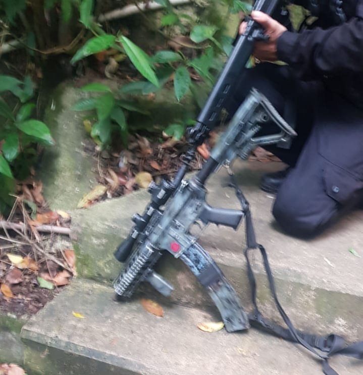 Policiais militares da UPP Chapéu Mangueira apreenderam nesta tarde um fuzil colt 5.56 após trocas de tiros com traficantes locais, segundo informações da PM um suspeito foi preso.