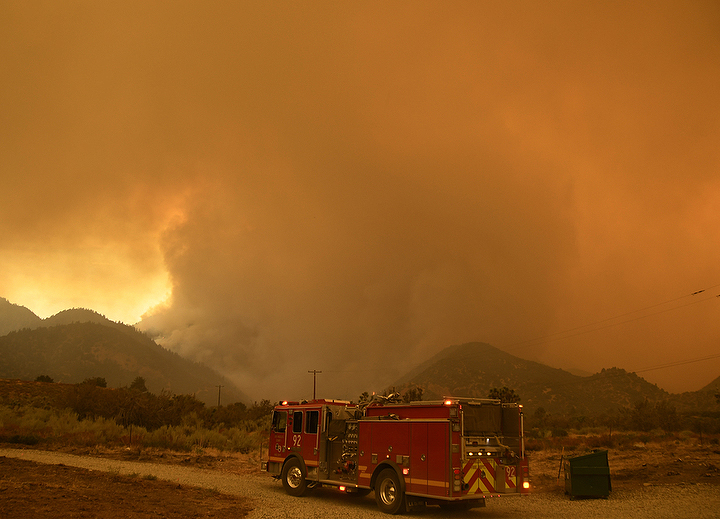 LACoFDPIO's tweet photo. #BobcatFire The @NWSLosAngeles is expecting critical fire weather conditions today and Monday. There will be gusty winds and low humidities. This can cause extreme fire conditions.

#LACoFD
📸 Gene Blevins https://t.co/waSNdNLGWK