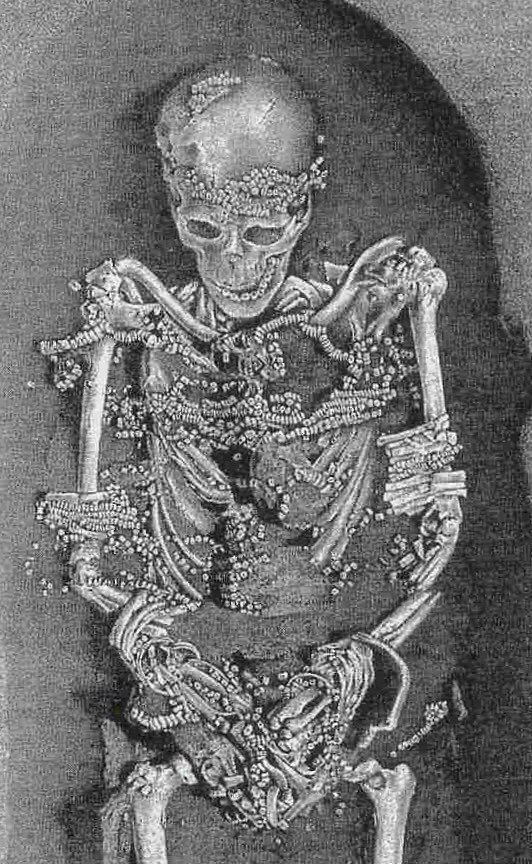 Jamie_Woodward_'s tweet photo. This man was buried at Sungir in Russia about 30,000 years ago adorned with 25 woolly mammoth ivory bracelets and 2936 IVORY BEADS. Each bead took about one hour to manufacture #IceAgeDeath https://t.co/OAvdcOUv16