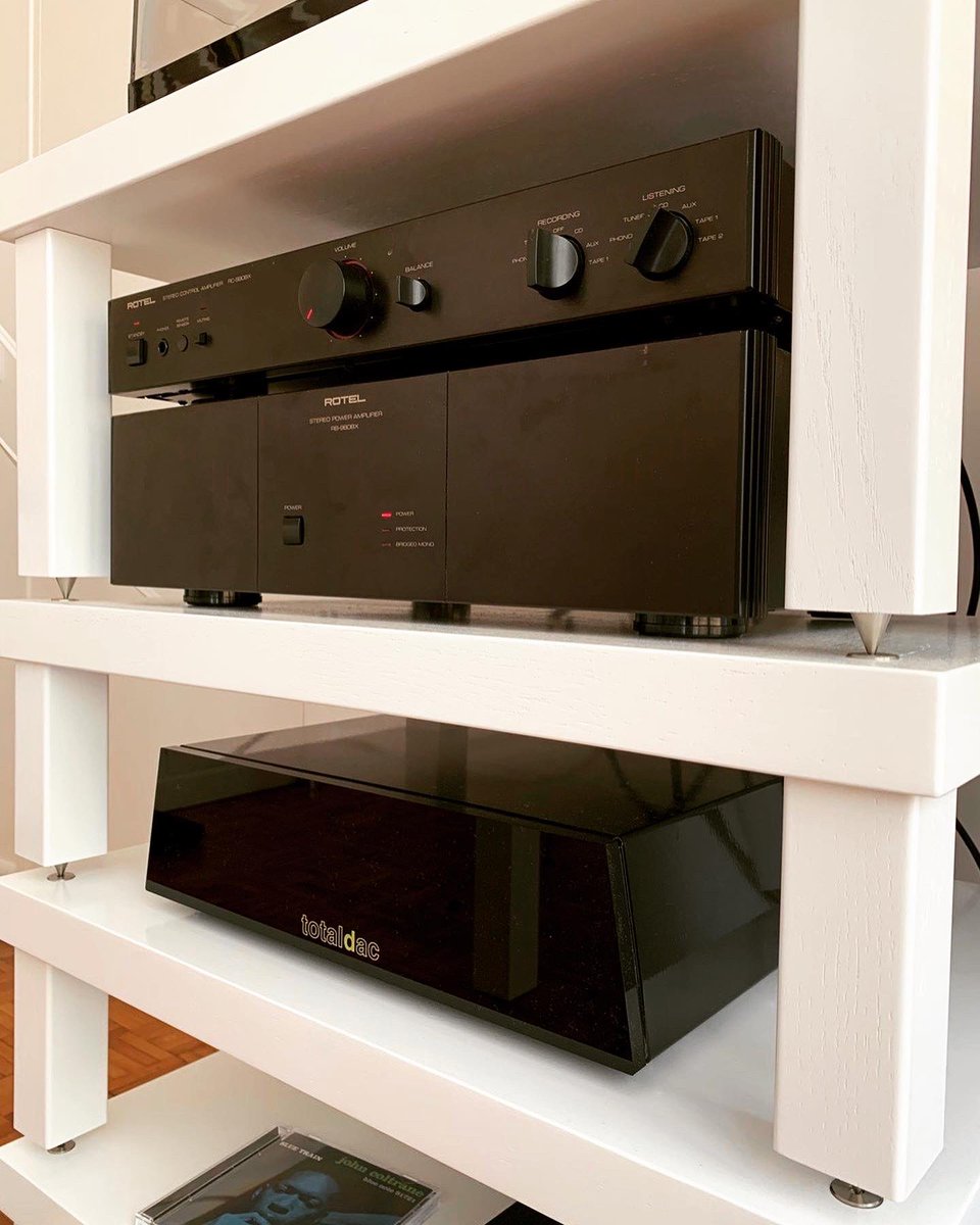HiFiRacksLtd's tweet photo. The Podium Reference in full Gloss White never fails to make a statement! Here's one of our international customer's set-ups, a #Rotel, #TotalDAC & @klingerfavre combination in Paris, benefitting from the reference-quality acoustic performance of this award-winning rack. https://t.co/9i0UdYG1W8